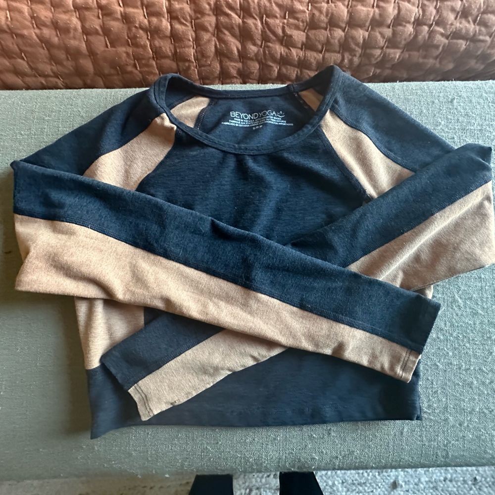 Beyond Yoga Black and Tan Colorblock Pullover